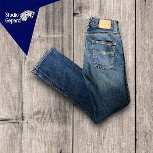 Nudie jeans Grim Tim | Skick: 7/10 | Strl W29 L32 | Vårt pris 399 kr | Hör av dig om du undrar någonting!