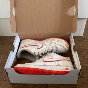 nike air force 1 low orange white - jag säljer mina nike skor pga jag har växt ut dom, använda med lite slitage på botten av skon. 