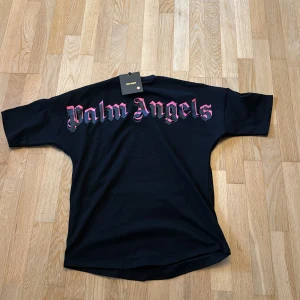 Palm angels tröja - Säljer denna t shirt som är oanvänd. Snygg och stilig för dig som gillar lite mer oversized t shirts.  Kom dm för mer info