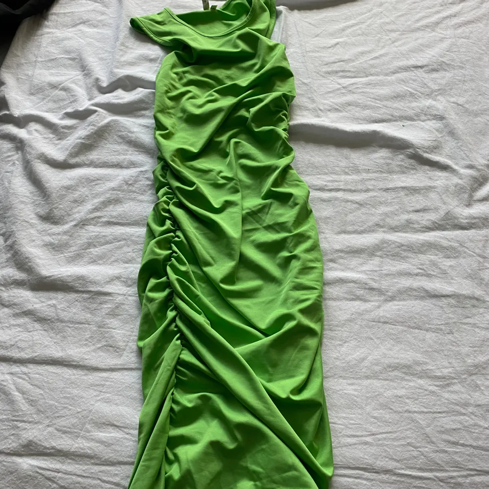 En grön klänning ifrån nelly som köptes för 1 år sen och har använt den 1 gång , som ny . Klänningar.