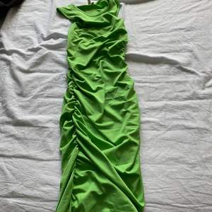 En grön klänning ifrån nelly som köptes för 1 år sen och har använt den 1 gång , som ny 