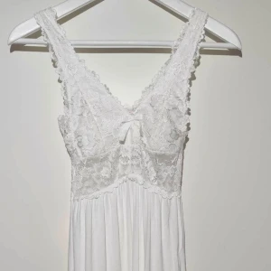 Nattlinne Hunkemöller - Splitterny nattlinne. Fick i present men var för liten. Passar bra till XXS-XS. Nypris 429 kr. Jätteskön material och vit som passar alla hudtoner!   - Över skinkorna Spetstyg V-ringning Hållbar ﻿Tyget är tillverkat av 80-99% LENZING™ECOVERO™ viscose