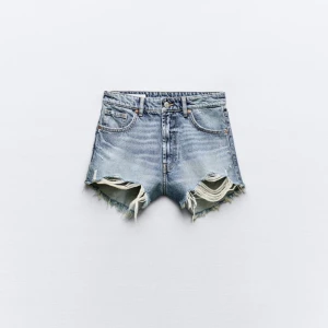 Zara jeansshorts - Säljer dessa jeansshorts från zara pga att de har blivit för små för mig. De är i bra skick och inga tecken på fläckar osv. De är i storlek 34 och passar då S. Tryck gärna på köp nu!💘