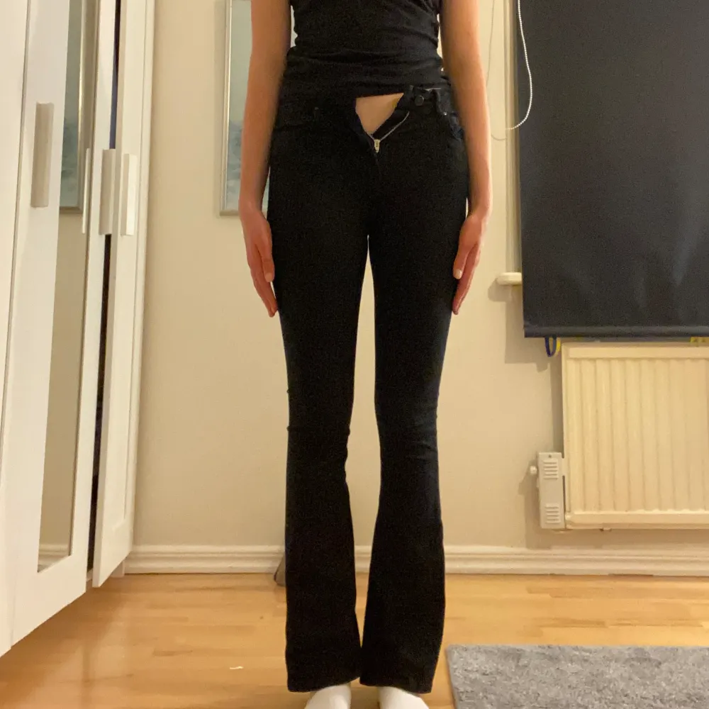 Svarta jeans i bra skick från Gina, säljer då de är för små för mig. Jeans & Byxor.