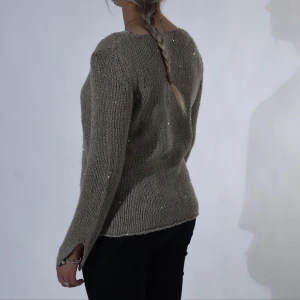 Stickad tröja  - Beige glittrig v-ringad stickad tröja