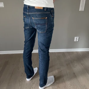 Nudie jeans grim tim  - Feta nudie jeans, fint skick. Storleken är W31 L34. Tveka inte på att höra av dig vid funderingar. Mvh Re:New Closet