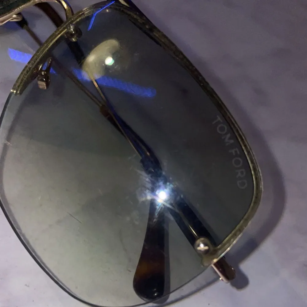 Säljer dessa Tom Ford solglasögonen i helt okej skick mycket kvar att ge. Accessoarer.