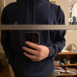 Lacoste hoodie - Skitfet Lacoste hoodie. Helt oanvänd. Storlek S men passar M också. Såklart äkta. Nypris 1500kr. Är öppen för förhandlingar. 