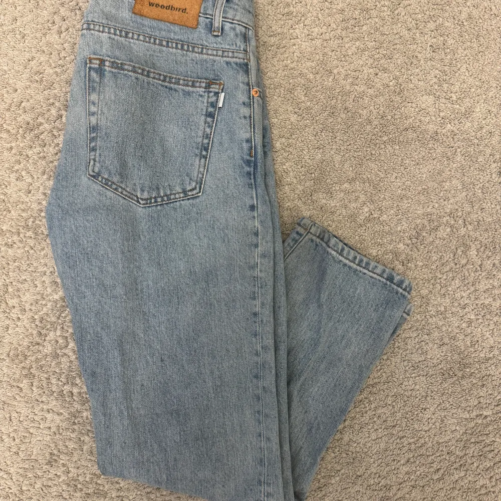Ett par Doc Stein Jeans av Woobird i relaxed/straight fit, sick 8/10 använda få antal gånger, Storlek W29 L30. Nypris på dessa går runt ett tusen, säljs för 299kr. Jeans & Byxor.