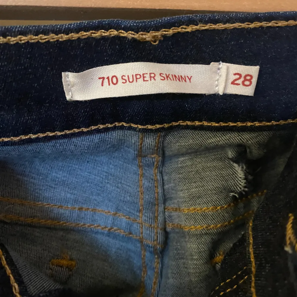 Säljer Levis jeans i modellen ”super skinny” de är lågmidjade. En liten defekt på jeansen som syns på sista bilden, skriv dm vid frågor💗. Jeans & Byxor.
