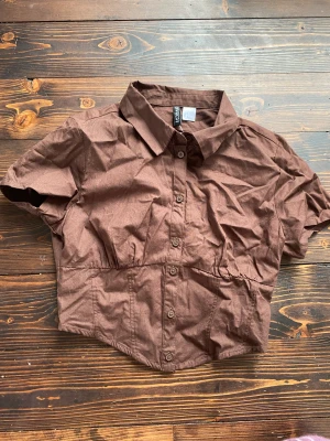 Ny skjorta 36 - Helt ny med lappar. Kortare modell. Storlek 36/ S