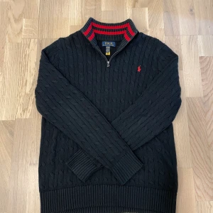 Ralph Lauren zip - Ralph Lauren half-zip, skick 10/10 Använd fåtal gånger, passar perfa på någon runt 170cm. Perfekt nu till våren eller sena sommarkvällar med boysen