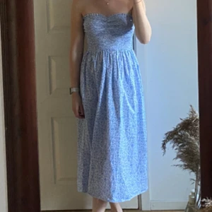 Blommig klänning - Blommig tubklänning från H&M storlek S. Går även att ha som maxikjol 🩵