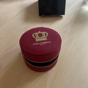Smyckeskrin från Dolce & Gabbana - Helt nytt smyckeskrin frpn Dolce & Gabbana - i en fin vinröd färg💛