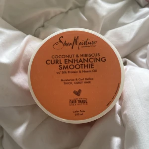 Shea Moisture - Shea Moisture Coconut & Hibiscus Curl Enhancing Smoothie 326 ml. (Halv full)