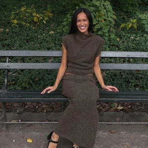 Stickad väst - Stickad väst från nakd som aldrig är använd och har alla lappar kvar 🤎