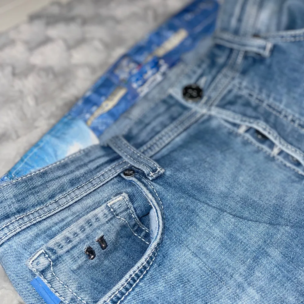 Tja, säljer ett par jeans från Tramarossa, dem är slim fit och väldigt sköna. Hör av er vid frågor!. Jeans & Byxor.