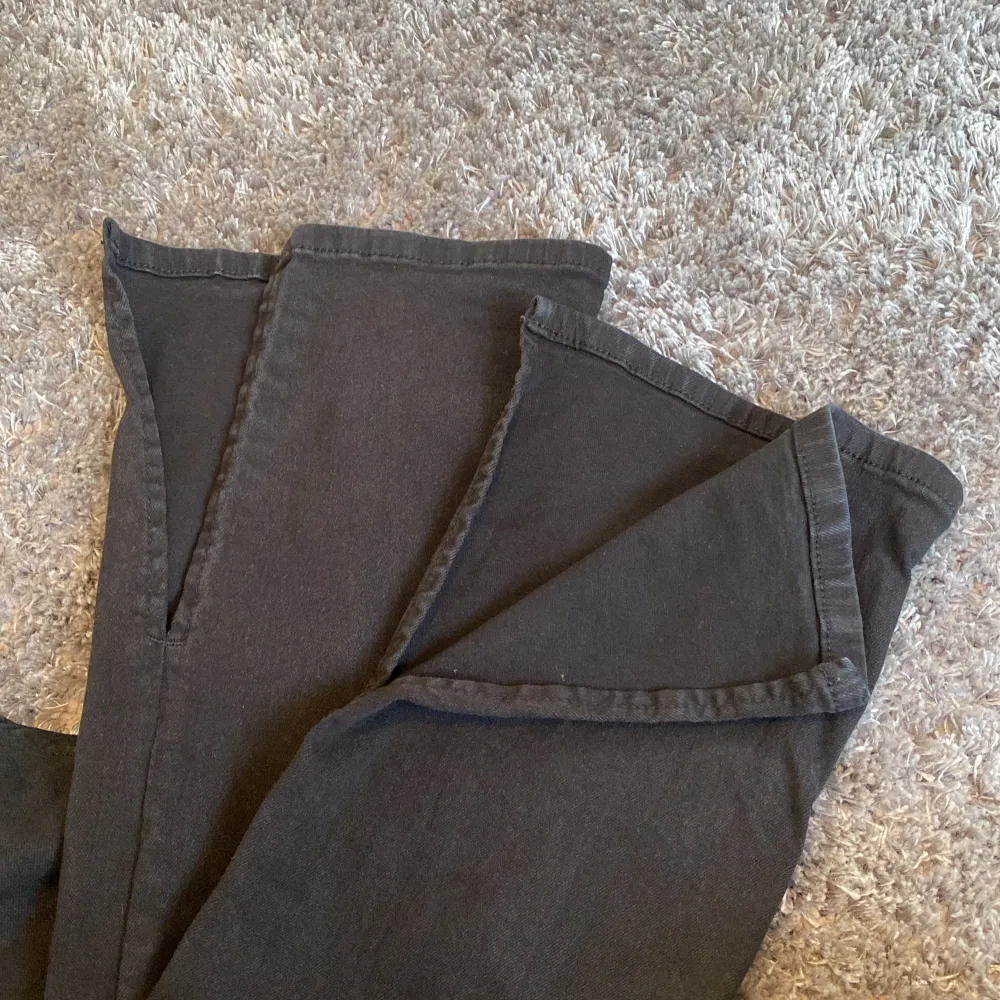 Svarta Molly straight jeans från Ginatricot och har slitsöppning vid ankeln. Storlek S. Köptes för 399 kr och säljer för 100kr.. Jeans & Byxor.