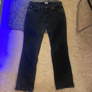 Svarta/grå Jeans från lager 157 storlek M, modell ”icon” säljer då de är för stora för mig 