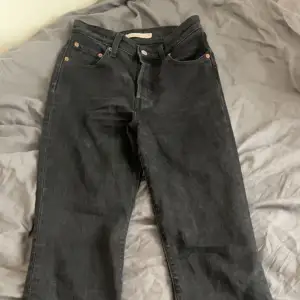 Säljer dessa skitsnygga högmidjade bootcut jeans från Levi’s. Säljer då dem är för små. Inget slitage. Hör av dig innan du köper eller vid frågor🥰