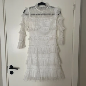 By Malina Klänning - Perfekt till sommare , studenten eller skolavslutningen! Mycket Fint skick💕💕💕 Orginalpris 2800kr 