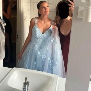 Balklänning  - Säljer min balklänning i storlek 36/38 har även en till i storlek 34/36 som aldrig använts då jag beställde två och en gick inte att returnera kom privat för mer bilder/info💕nypris 1300