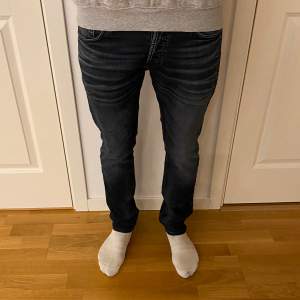 Ett par otroligt feta Jack & Jones jeans i modellen ”slim Glenn”. Storlek 31/32. 10/10 skick. Pris går att diskutera.