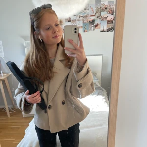 BEIGE KAPPA - Säljer denna supersnygga beiga kappan i damstorlek xs/s. hör av er vid frågor eller funderingar!! 🤍💫