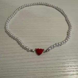 Pärl halsband med magnetisk hjärta Handgjorda av oss 