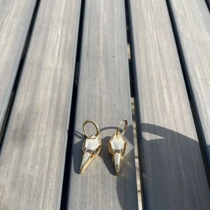 Guld örhängen  - Säljer dessa fina örhängen jag gjort/kommit på själv, liknar Maria Nilsdotter stil. Rostfri men hellst inte kontakt med vatten!❤️❤️