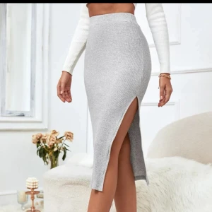 Ribbad kjol med slits - Inga deffekter, skriv dm för fler bilder eller frågor 