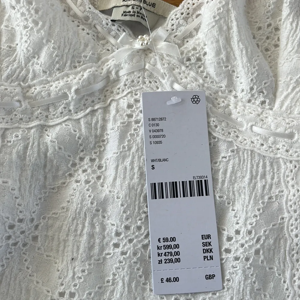Säljer denna oanvända klänning från Urban Outfitters med prislapp kvar. . Klänningar.