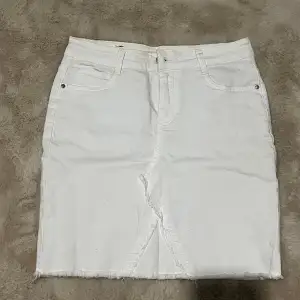 Säljer denna vita jeans kjol! Den är i storlek 38 men passar även mig som har storlek 36, materialet är stretchit så kan tänka mig att den även passar en större storlek☺️