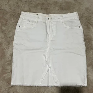 Vit jeans kjol - Säljer denna vita jeans kjol! Den är i storlek 38 men passar även mig som har storlek 36, materialet är stretchit så kan tänka mig att den även passar en större storlek☺️