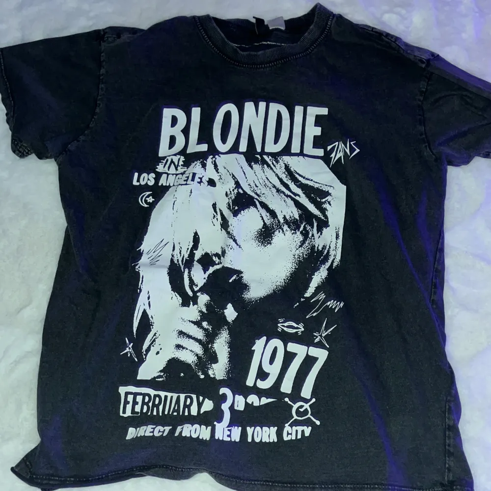 Blondie tryck på mörkgrå oversize T-shirt. Bra skick. Passar xs och medium.. T-shirts.