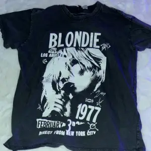 Blondie tryck på mörkgrå oversize T-shirt. Bra skick. Passar xs och medium.