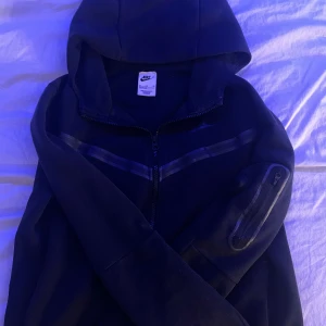 Nike Tech strl XL barn strl/170 - en Nike tech i storlek XL barn/ 170 från barnavdelningen, men passar mig som är 1,62 (14 år). skulle säga skicket är 8/10 fick den för ett år sedan ungefär men jätte fint skick! hör av er o. ni är intresserade🙏🏽 OBS står ej för frakt!