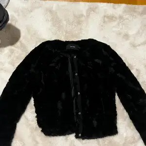 Säljer denna fina svarta pälsjacka från Vero Moda! Jackan är i storlek 38☺️ Använd ett fåtal gånger endast 