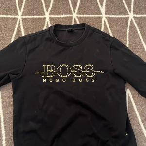 Hugo boss  - En Hugo boss sweatshirt i storlek s och i slim fit. För mer bilder eller frågor skriv gärna