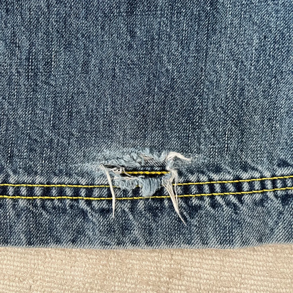 Såå snygga bootcut jeans som tyvärr är alldeles för små för mig. Finns ett liten hål på baksidan längs ner vid foten, men värkligen inget man tänker på! Står ingen storlek men sitter som liten XS. Midjemått rakt över: 37 cm. Innerbenslängd: 82 cm ❤️❤️. Jeans & Byxor.