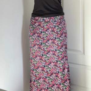 Jätte snygg kjol, skulle säga att den passar både dem i storlek S och M. Super fin nu till sommaren!!💗