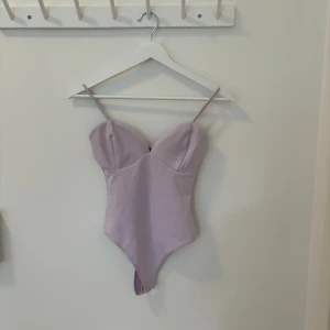 Boby - Oanvänd body från Gina Tricot 
