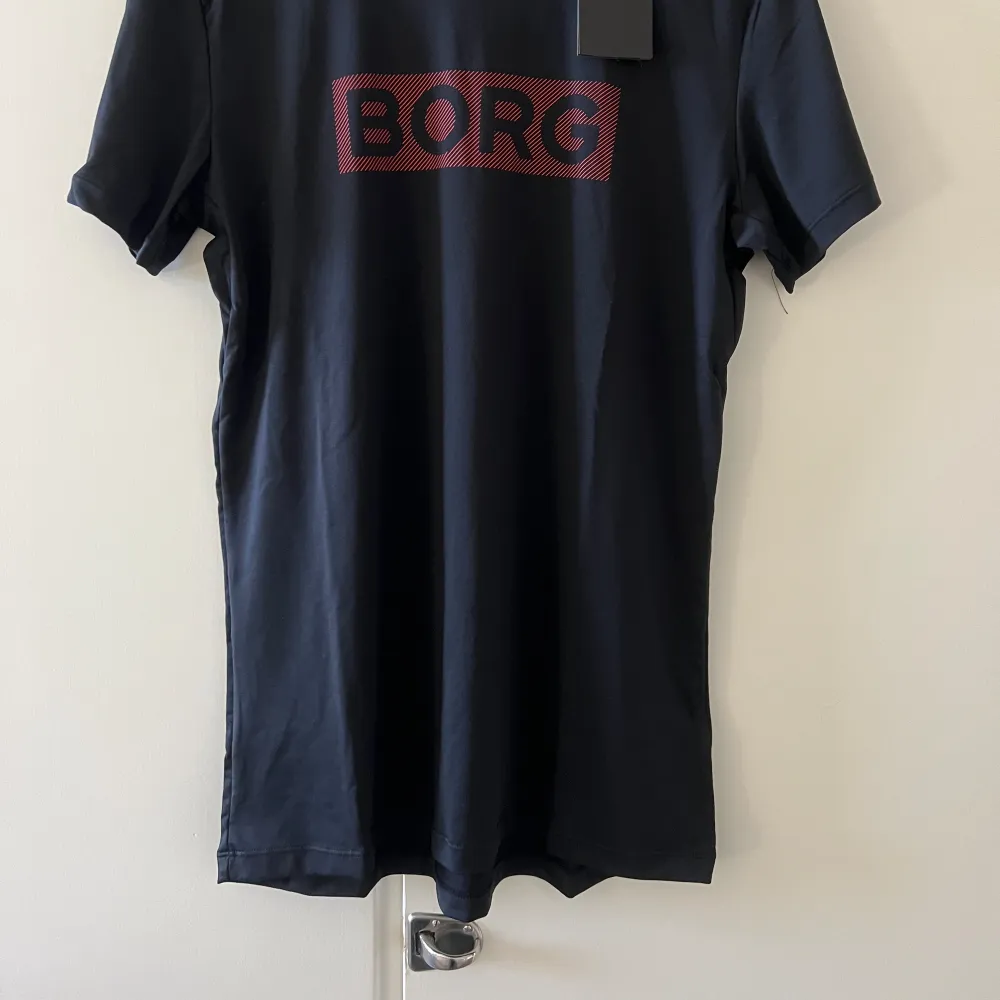 Snygg T-shirt i storlek Medium.  I märket Björn Borg. Ny och oanvänd!. T-shirts.