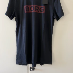 T-shirt  - Snygg T-shirt i storlek Medium.  I märket Björn Borg. Ny och oanvänd!