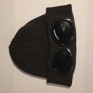 C.P Company mössa svart - Säljer en C.P Company mössa då jag inte passade i den. Bara testad och alla tags plus förpackning följer med skriv vid intresse, fler bilder finns!