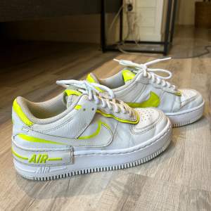 Vita Nike Air Force 1 shadow med neongula detaljer⭐️ i strl 38,5. Har enbart använts vid 3 tillfällen, så dom är fortfarande i väldigt fint skick! Pris kan absolut diskuteras vid snabb affär 🤍