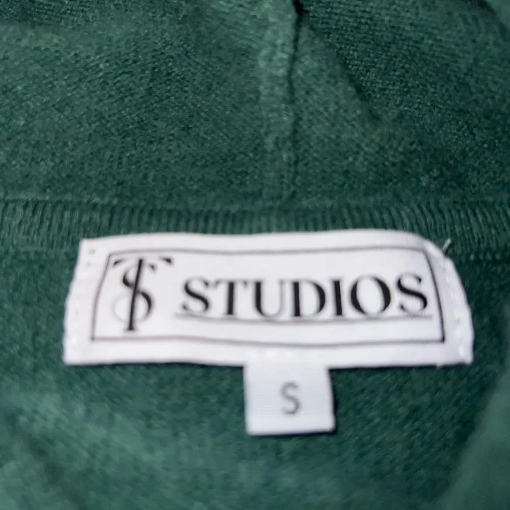 En snygg Hoddie av ST Studios som är i 30%Cashmere och 70% Merino Wool, Väldigt bra skick och använd fåtal gånger💫Ny pris: 1700, Skriv vid frågor.🍾 . Hoodies.