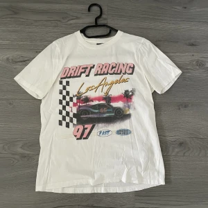 Vit t-shirt  - En vit t-shirt med färgglatt tryck. Säljs då den inte kommer till användning mer. Fint skick 🤍🤍