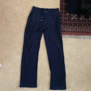 Mjukisbyxor juicy  - Köpta begagnade. Frotté-material. Lite slitna men fina ändå. Storlek M men skulle säga S. Har inga fickor i rumpan!