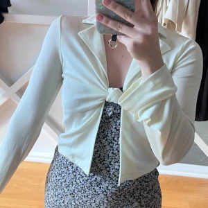 Blus  - Blus med knut i benvit färg! Utsvängda ärmar, använd fåtal gånger:) 